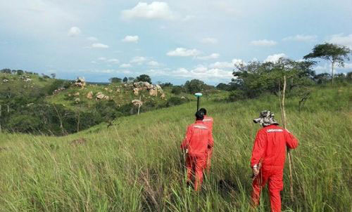 电建人奔波在蒿草及腰的野外进行线路测量-电力工程 9.1.jpg