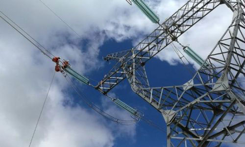 电建人在蓝天下进行高空耐张挂线-电力工程 8.1.jpg